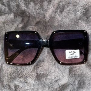 Women’s oversize square, sunglasses brand new, never used black frame